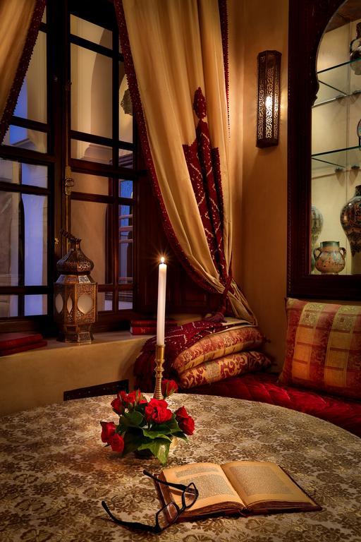 Riad Kniza Marrakesh Eksteriør bilde A candle in a Moroccan house