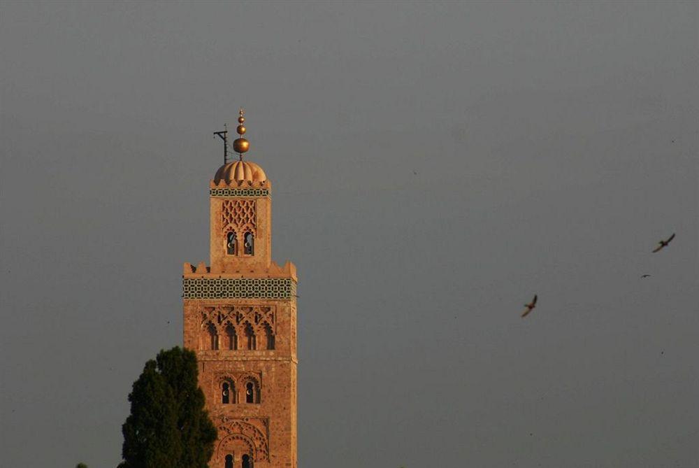Riad Kniza Marrakesh Eksteriør bilde The minaret of the Kutubiyya Mosque in Marrakesh