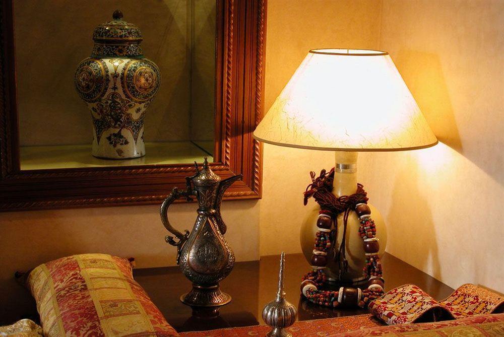 Riad Kniza Marrakesh Eksteriør bilde A table lamp