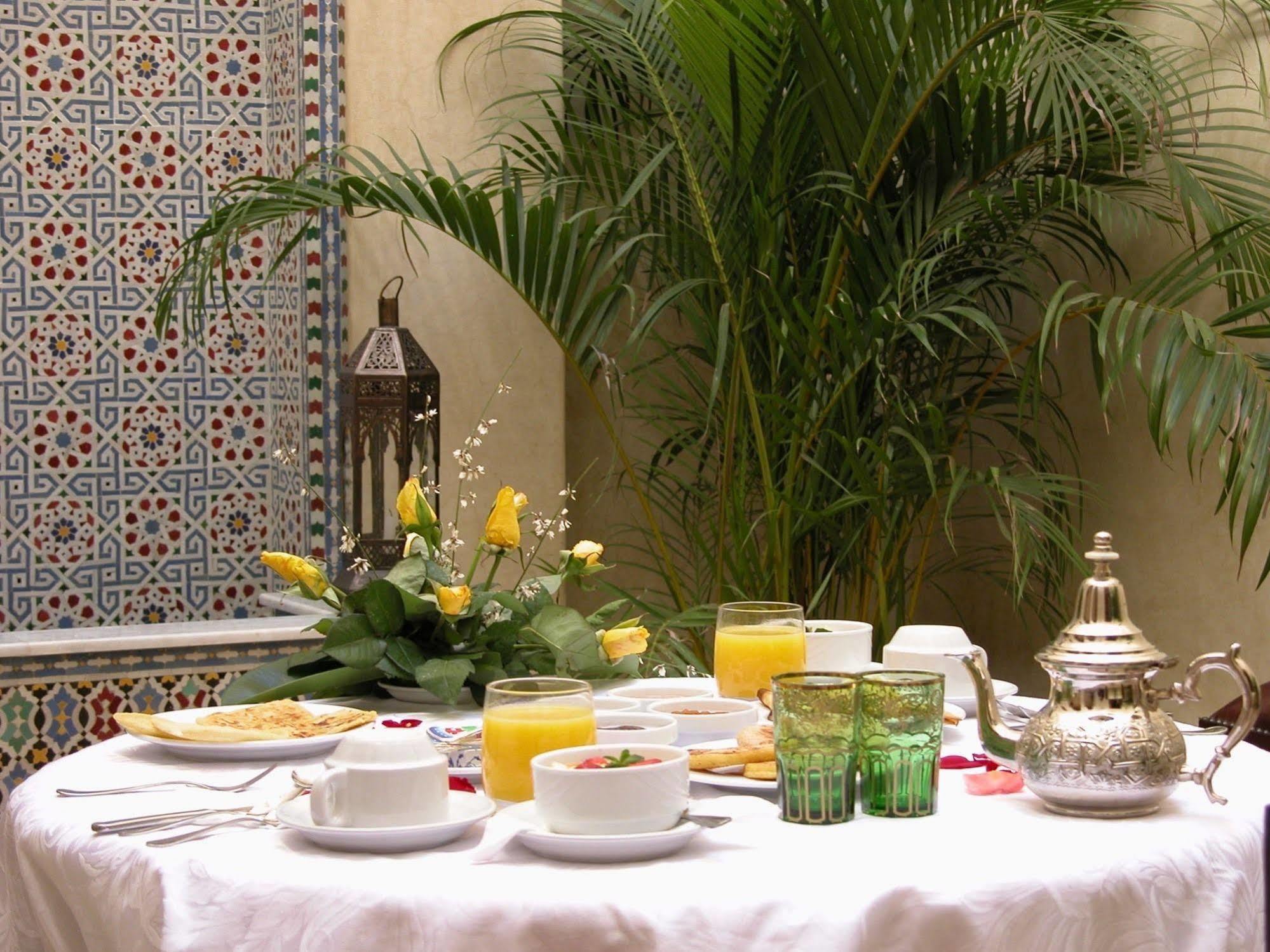 Riad Kniza Marrakesh Eksteriør bilde A Moroccan breakfast